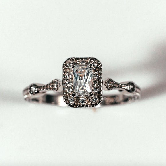 Vintage Halo Radiant Cut Sterling Silver Cubic Zirconia Ring Size 8 - Picture 2 of 3